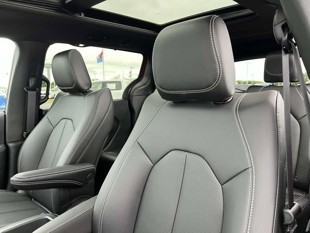New 2025 Chrysler Pacifica Select image 24