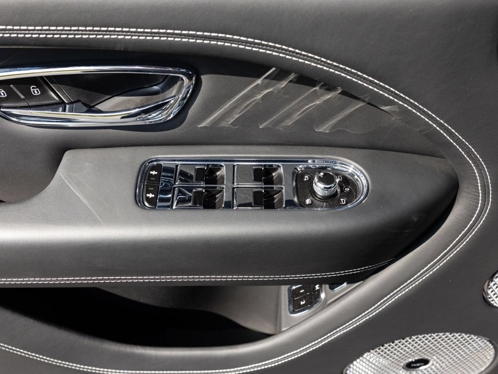 Used 2025 Bentley Bentayga AWD/4WD image 24