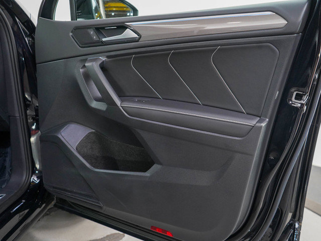 Used 2023 Volkswagen Tiguan SE R-Line image 9