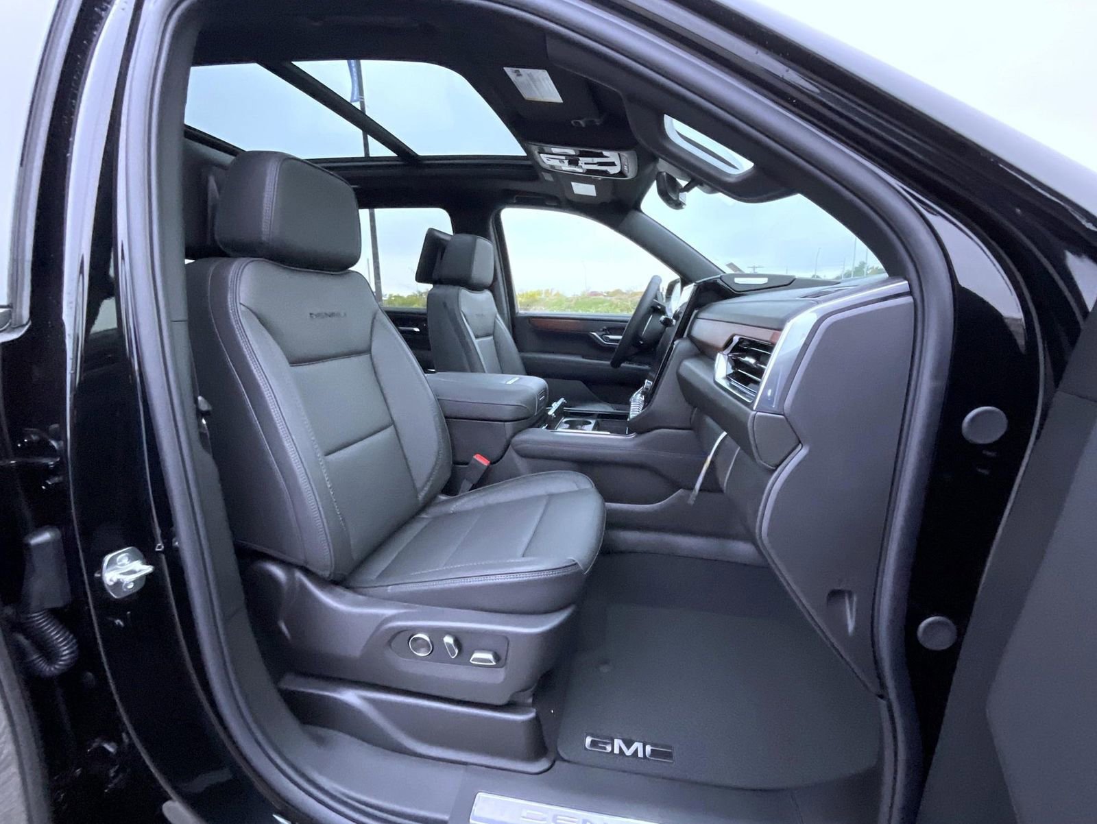 New 2026 GMC Yukon XL Denali w/ Denali Reserve Package image 15