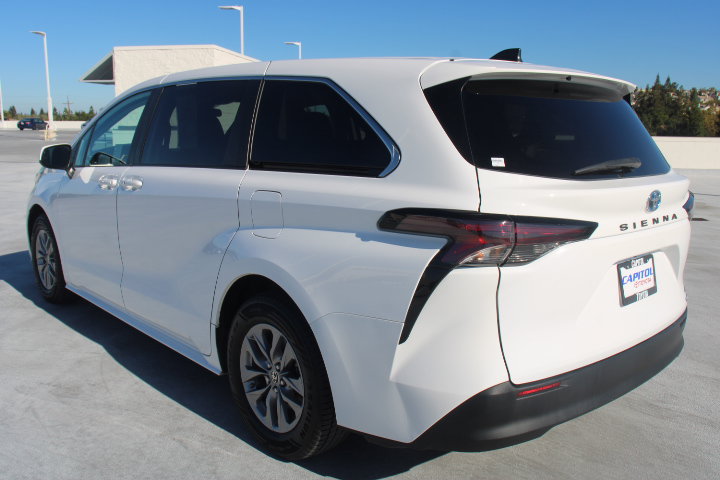 Certified 2024 Toyota Sienna LE FWD image 5