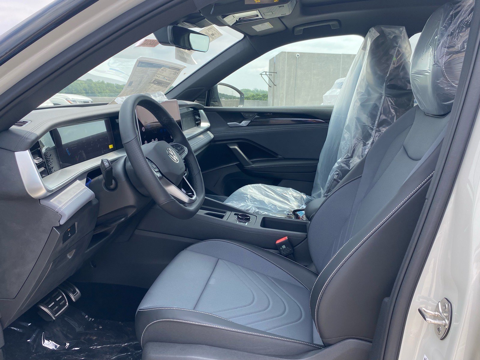 New 2026 Volkswagen Tiguan SE R-Line AWD/4WD image 6