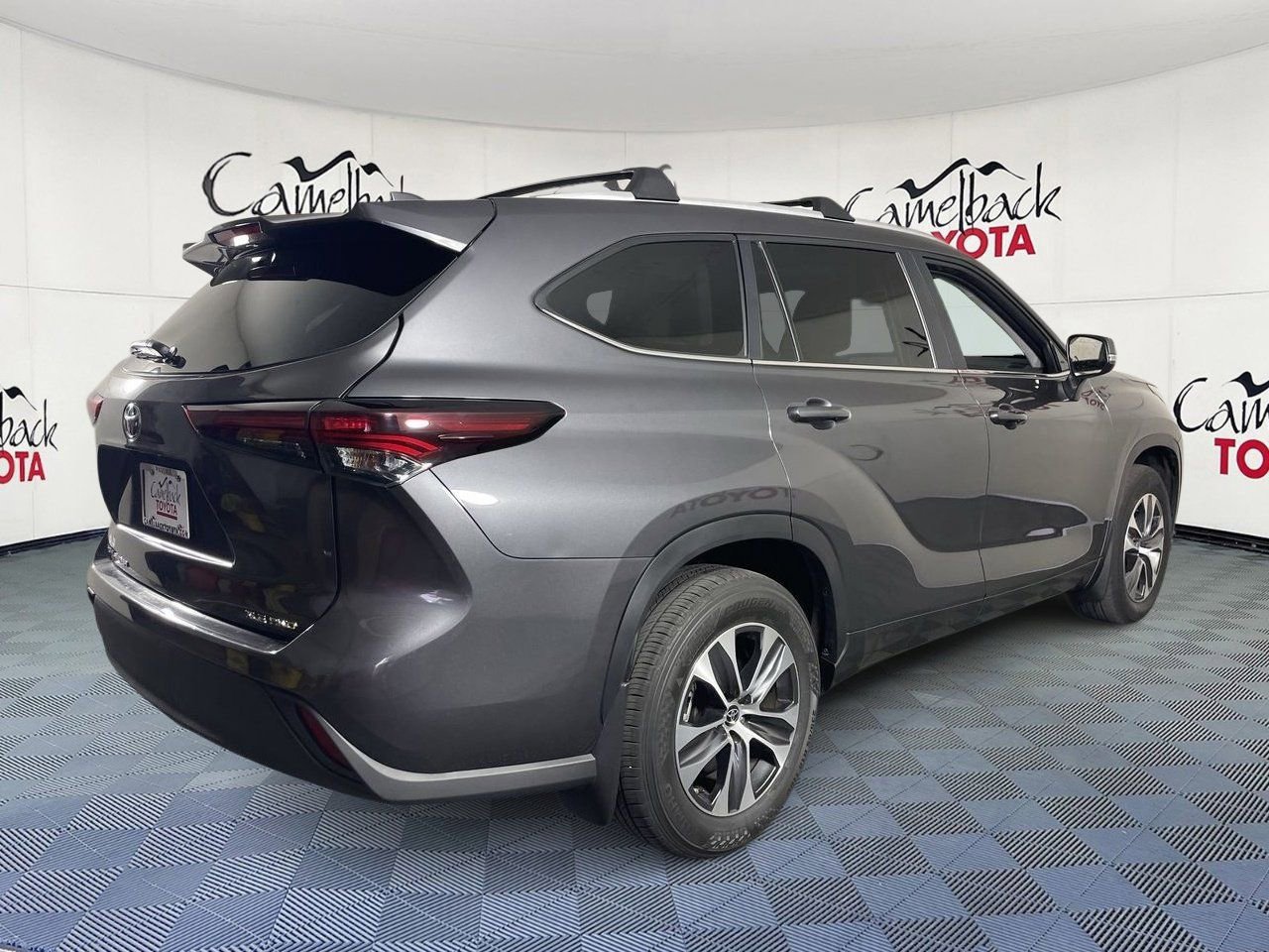 Used 2025 Toyota Highlander XLE image 7