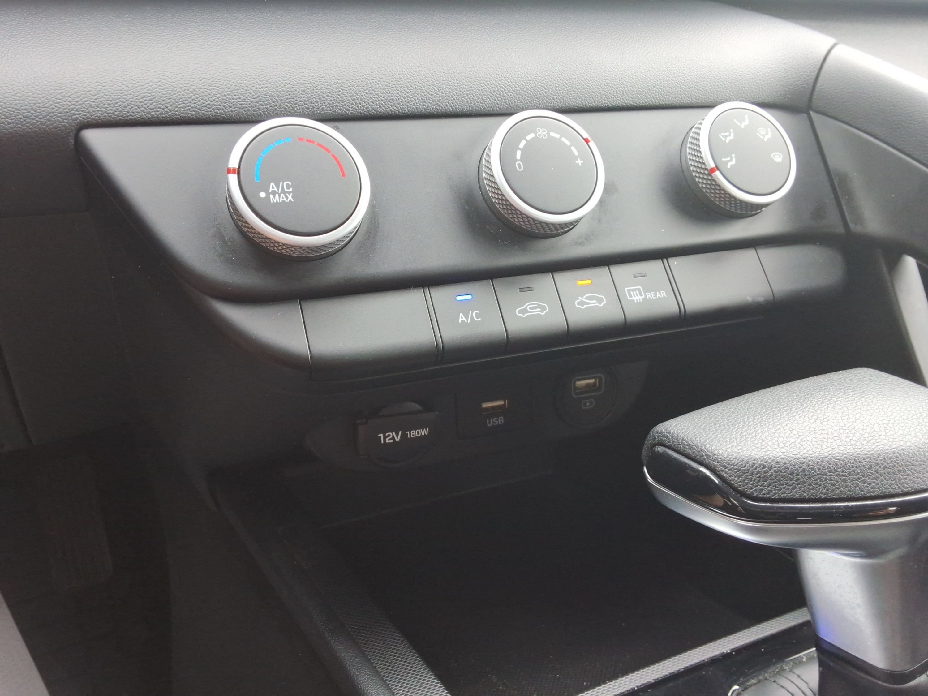 Used 2021 Hyundai Elantra SE FWD image 17