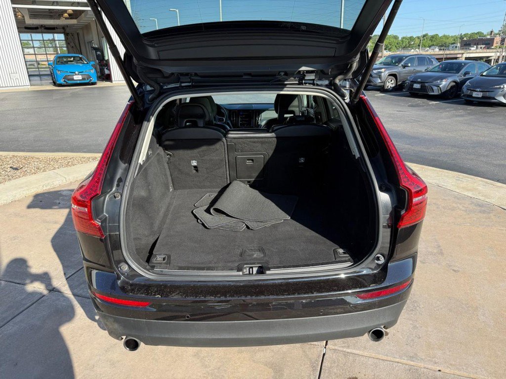 Used 2018 Volvo XC60 T6 Momentum w/ Vision Package AWD/4WD image 9