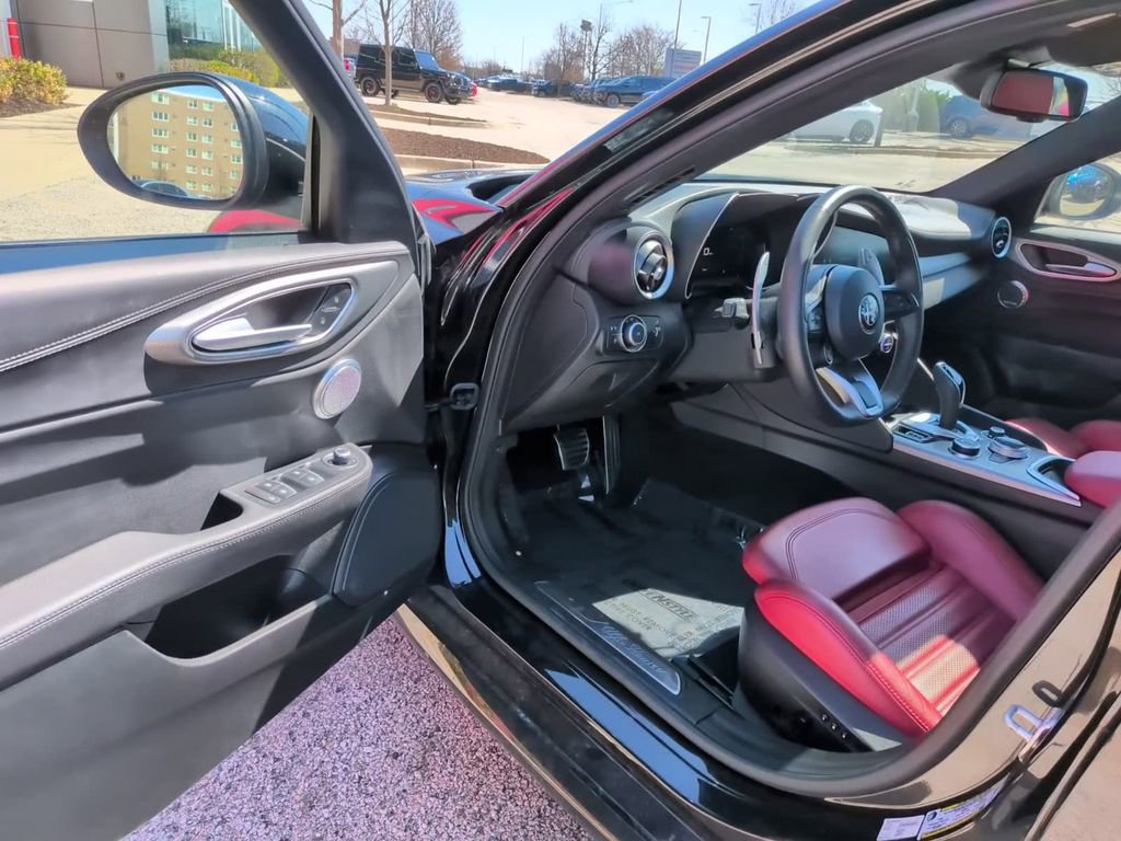 Used 2024 Alfa Romeo Giulia Veloce AWD/4WD image 21