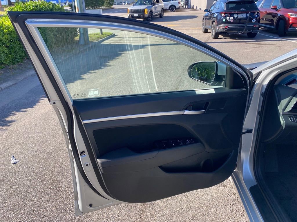 Used 2019 Hyundai Elantra SEL w/ Cargo Package FWD image 4