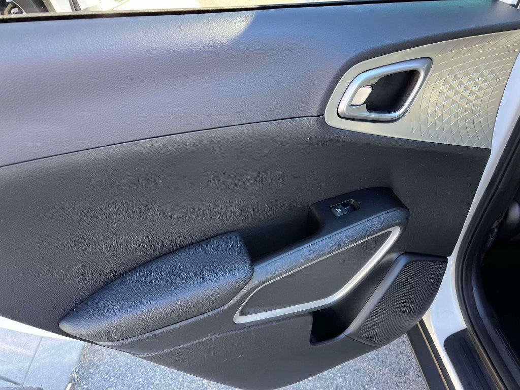Used 2023 Kia Soul LX w/ LX Technology Package FWD image 5