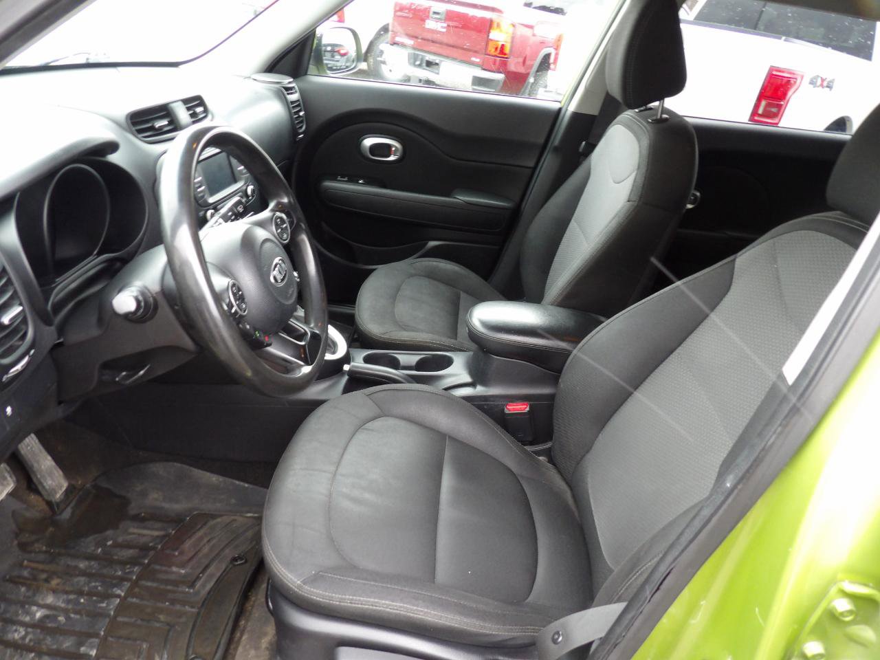 Used 2017 Kia Soul + image 10