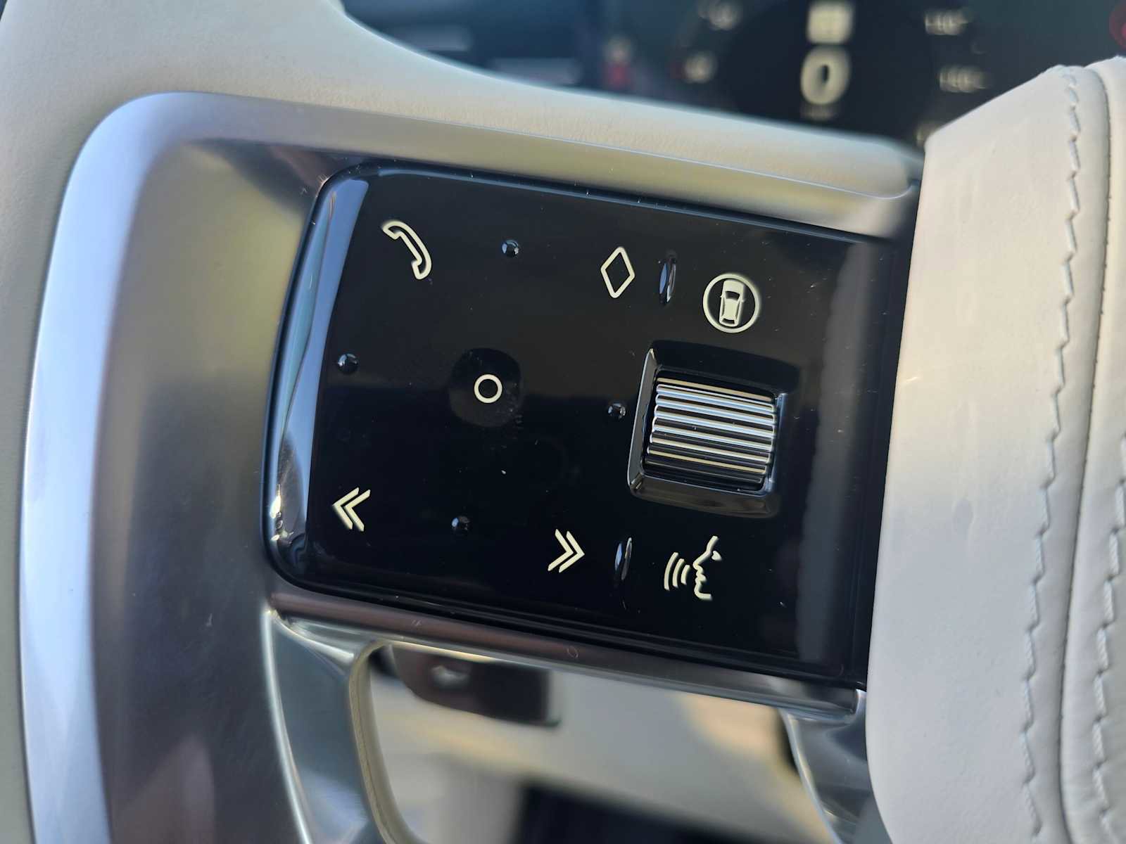 New 2025 Land Rover Range Rover SE image 36