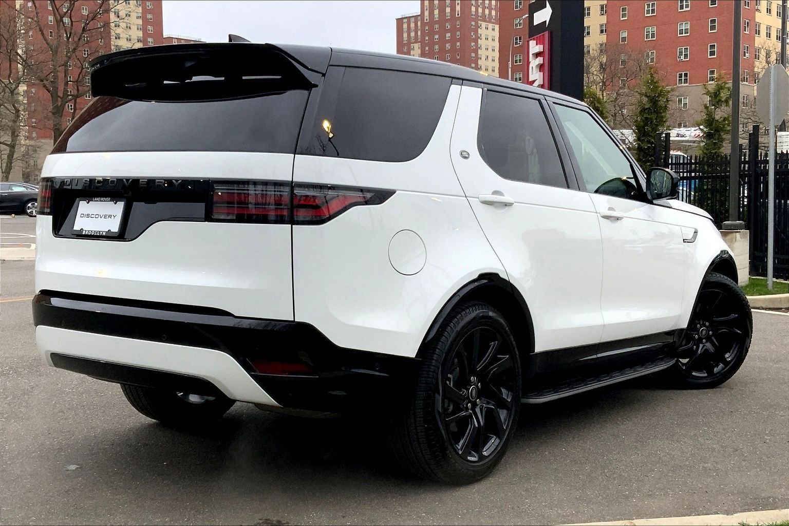 Used 2025 Land Rover Discovery Dynamic SE AWD/4WD image 12