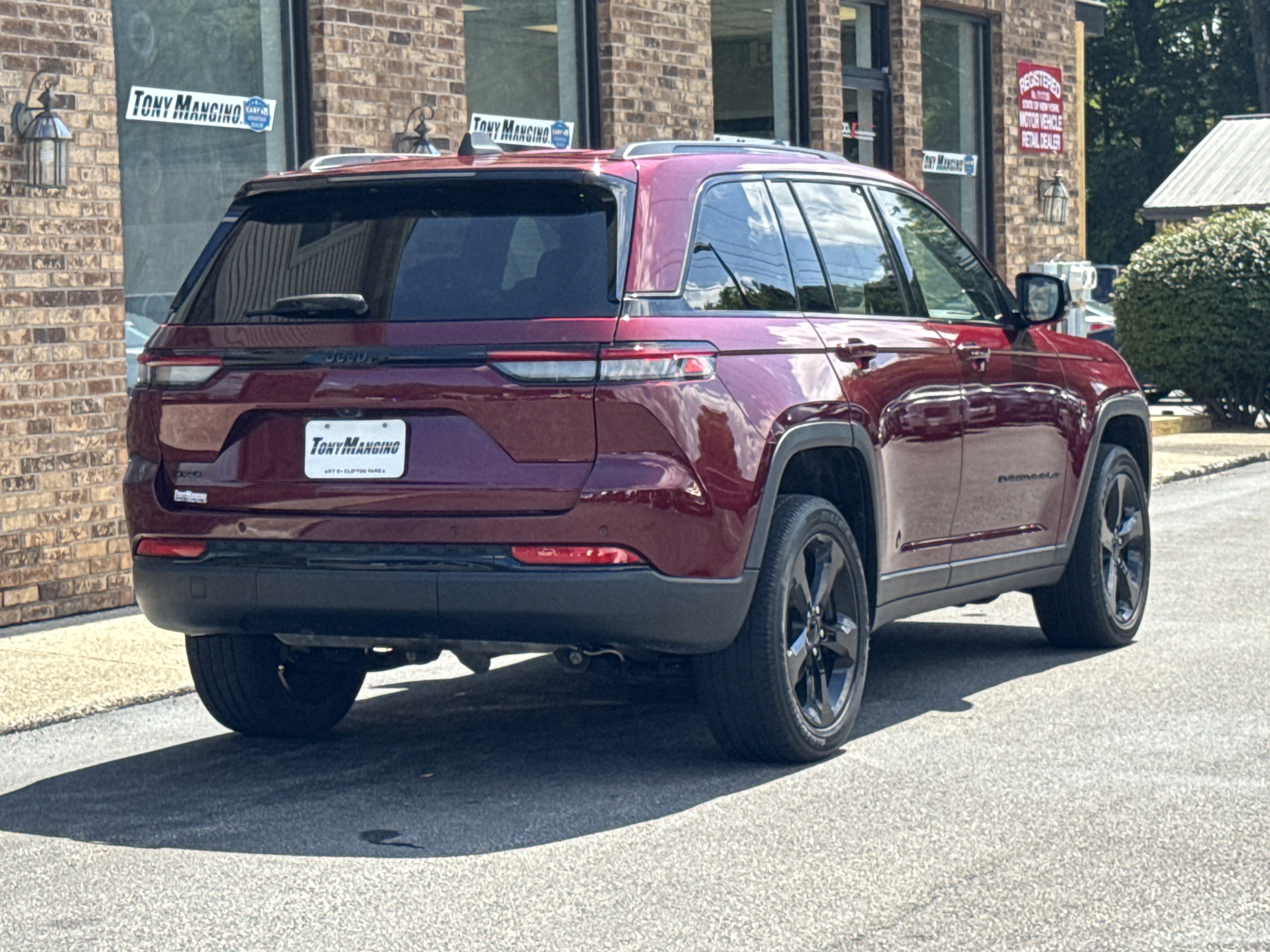 Used 2023 Jeep Grand Cherokee Altitude AWD/4WD image 5