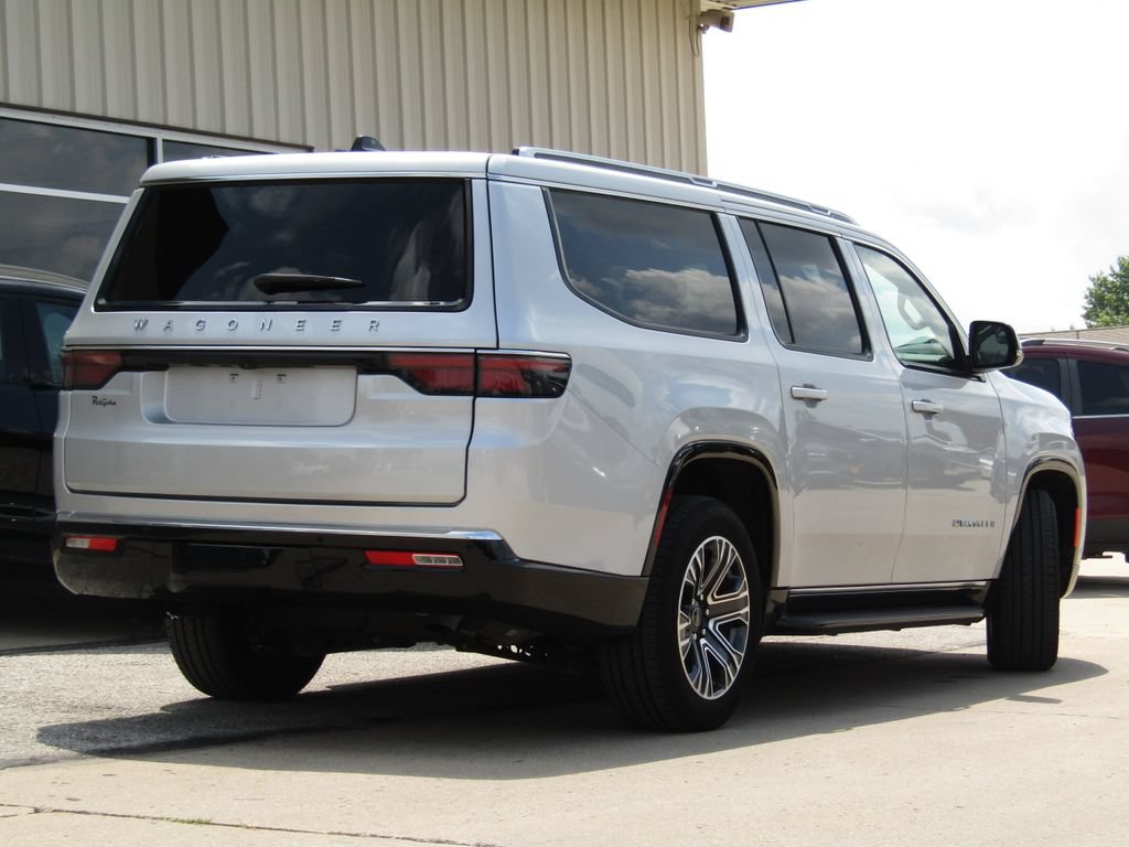 Used 2025 Jeep Wagoneer L Series II AWD/4WD image 3