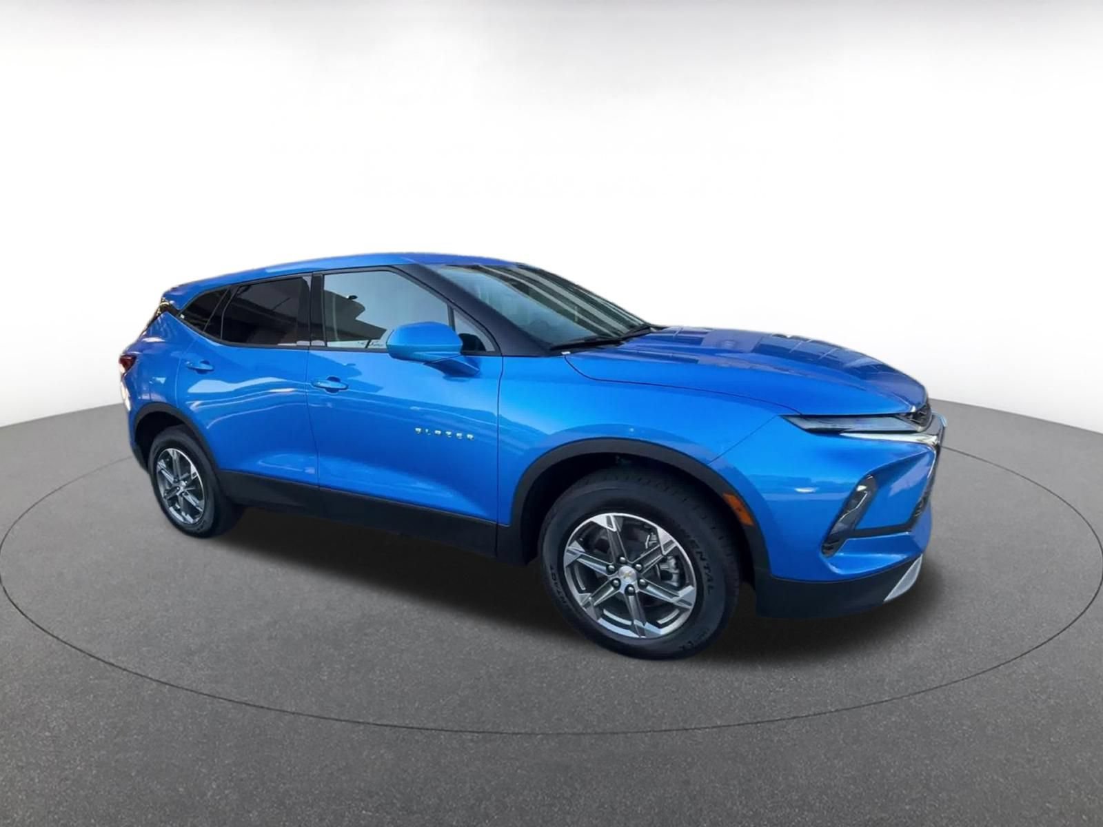 Used 2026 Chevrolet Blazer LT FWD image 2