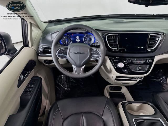 Used 2023 Chrysler Pacifica Touring-L image 21