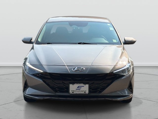 Used 2023 Hyundai Elantra SE w/ Preferred Accessory Package FWD image 2
