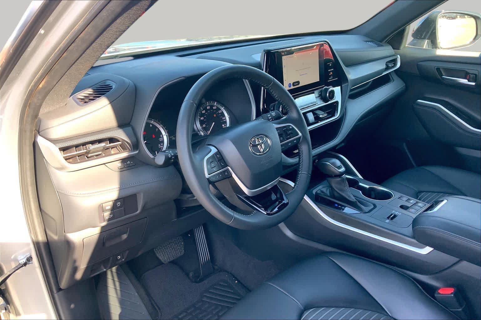 Used 2023 Toyota Highlander XSE FWD image 18