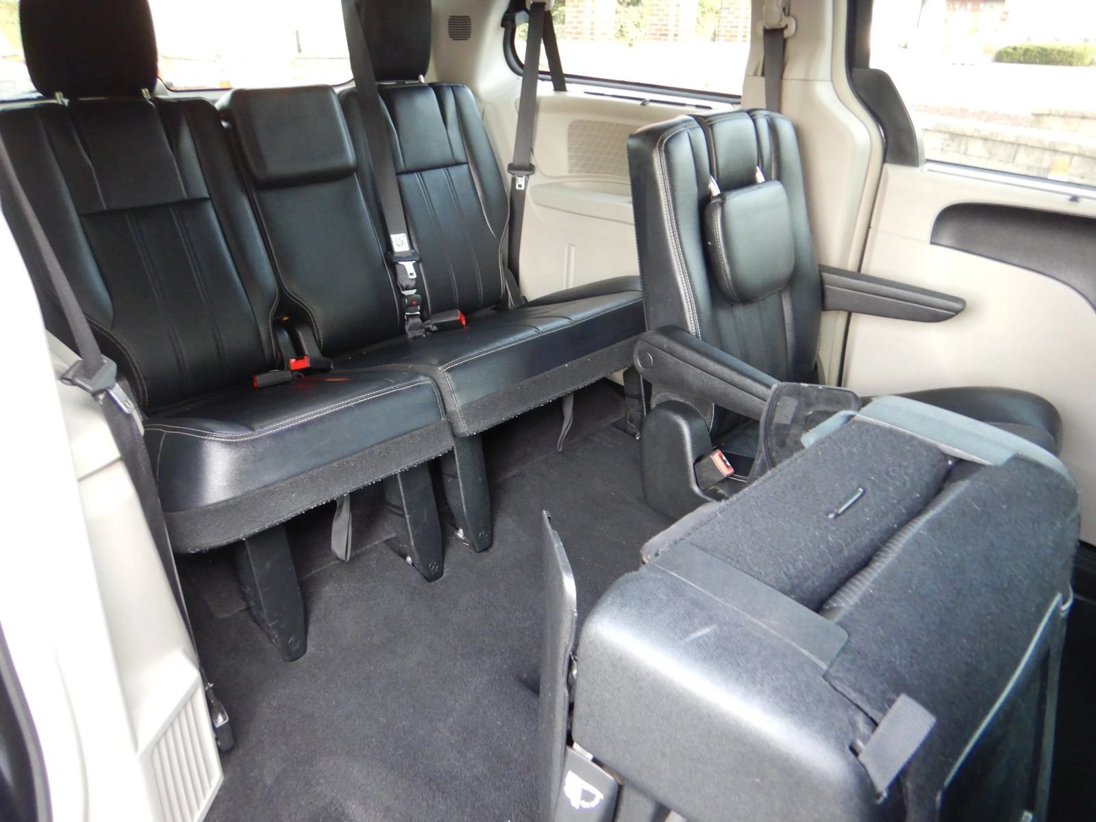 Used 2015 Chrysler Town & Country Touring-L w/ Driver Convenience Group FWD image 22