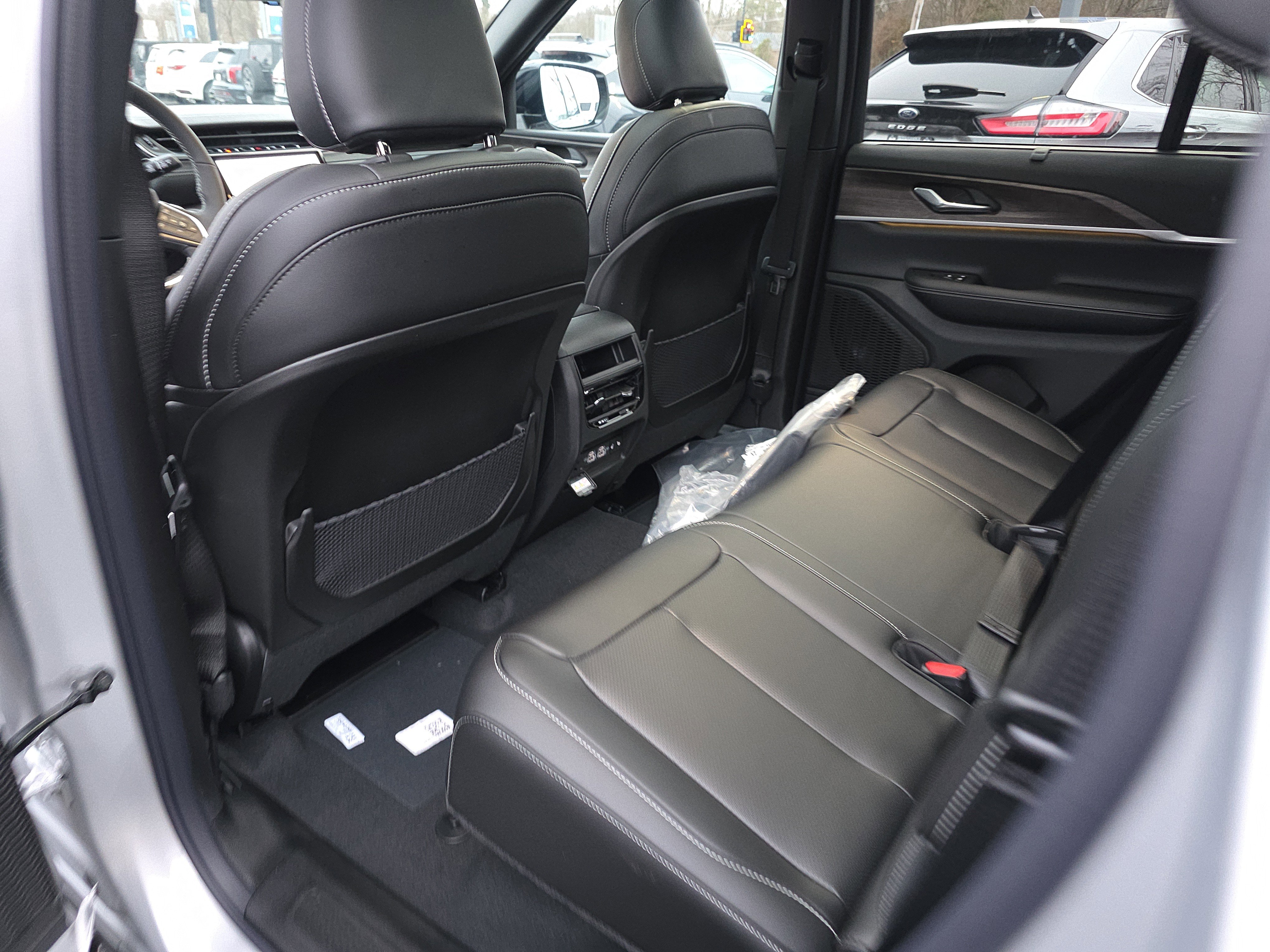 New 2025 Jeep Grand Cherokee Limited w/ Luxury Tech Group II image 16