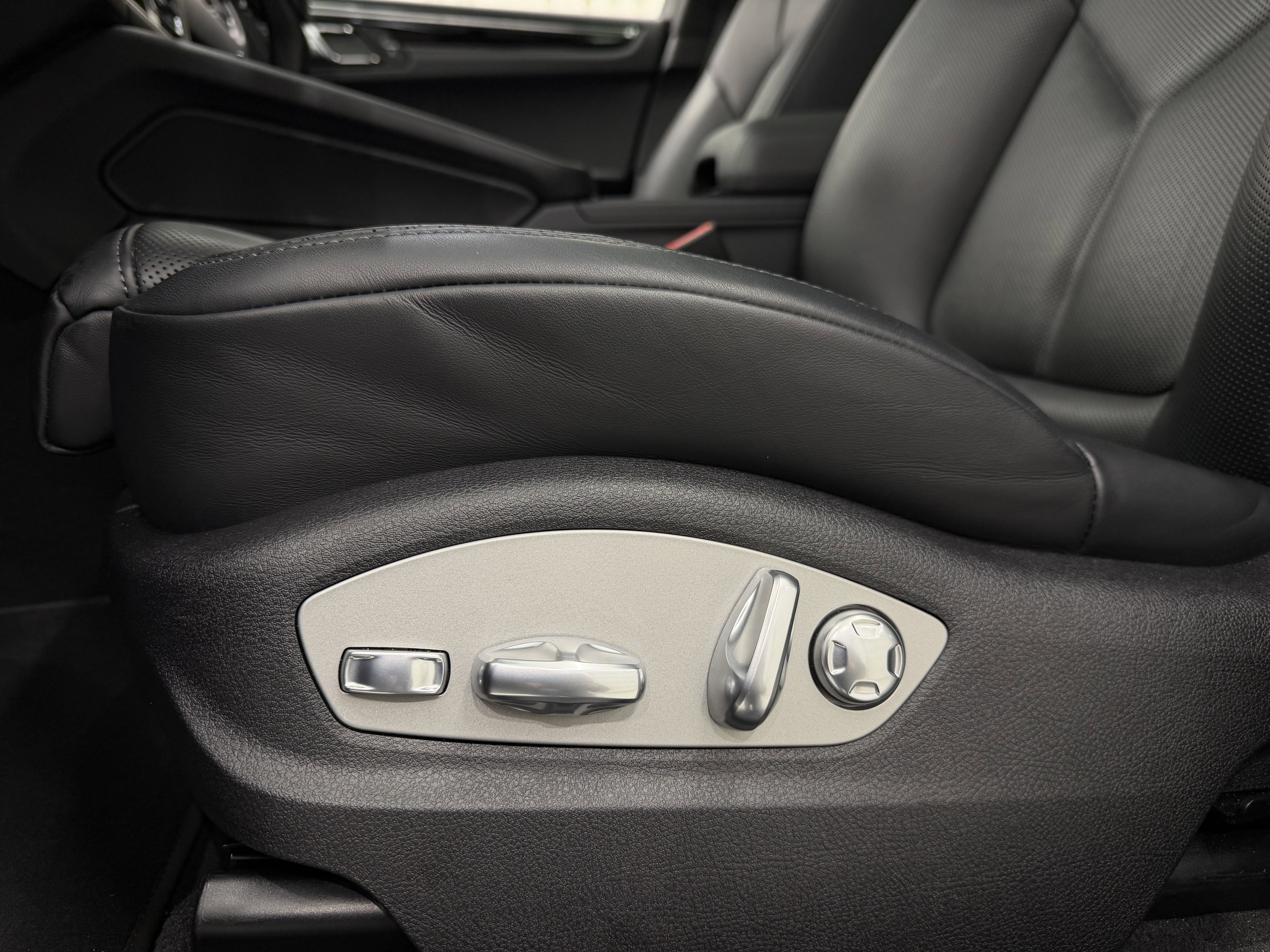 Certified 2025 Porsche Macan image 30