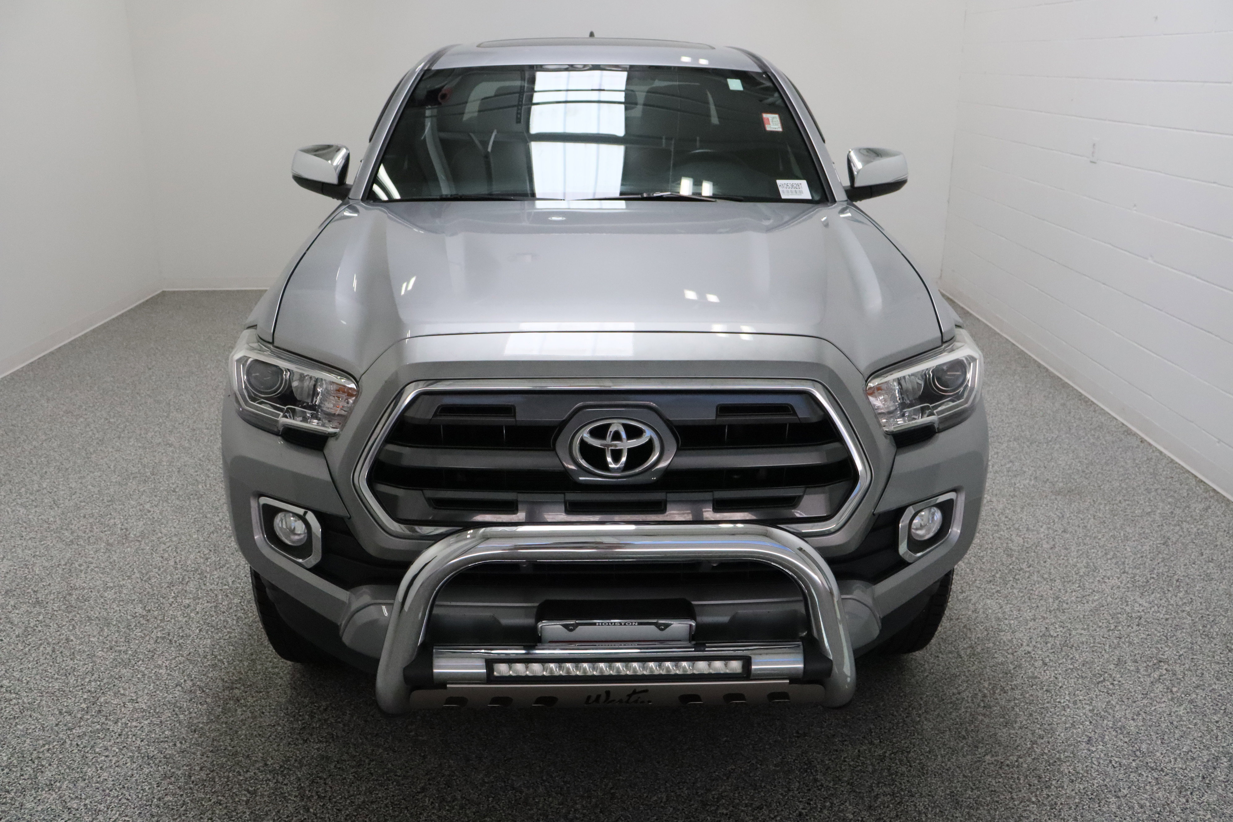 Used 2017 Toyota Tacoma Limited w/ Tow Package image 3