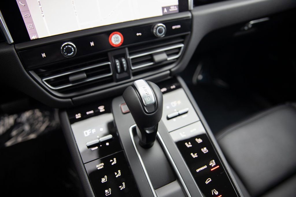 Certified 2025 Porsche Macan image 17
