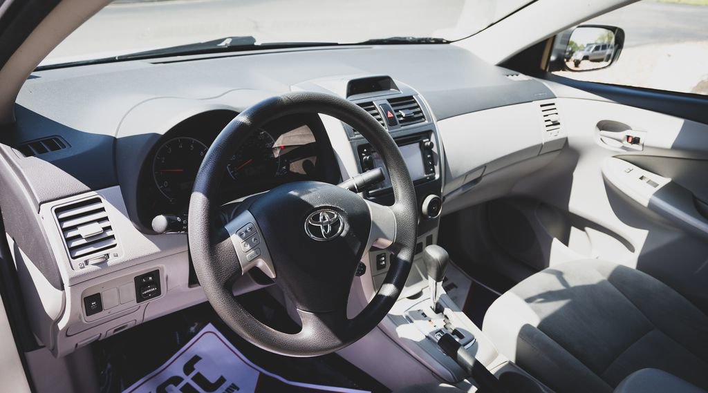 Used 2013 Toyota Corolla LE FWD image 2