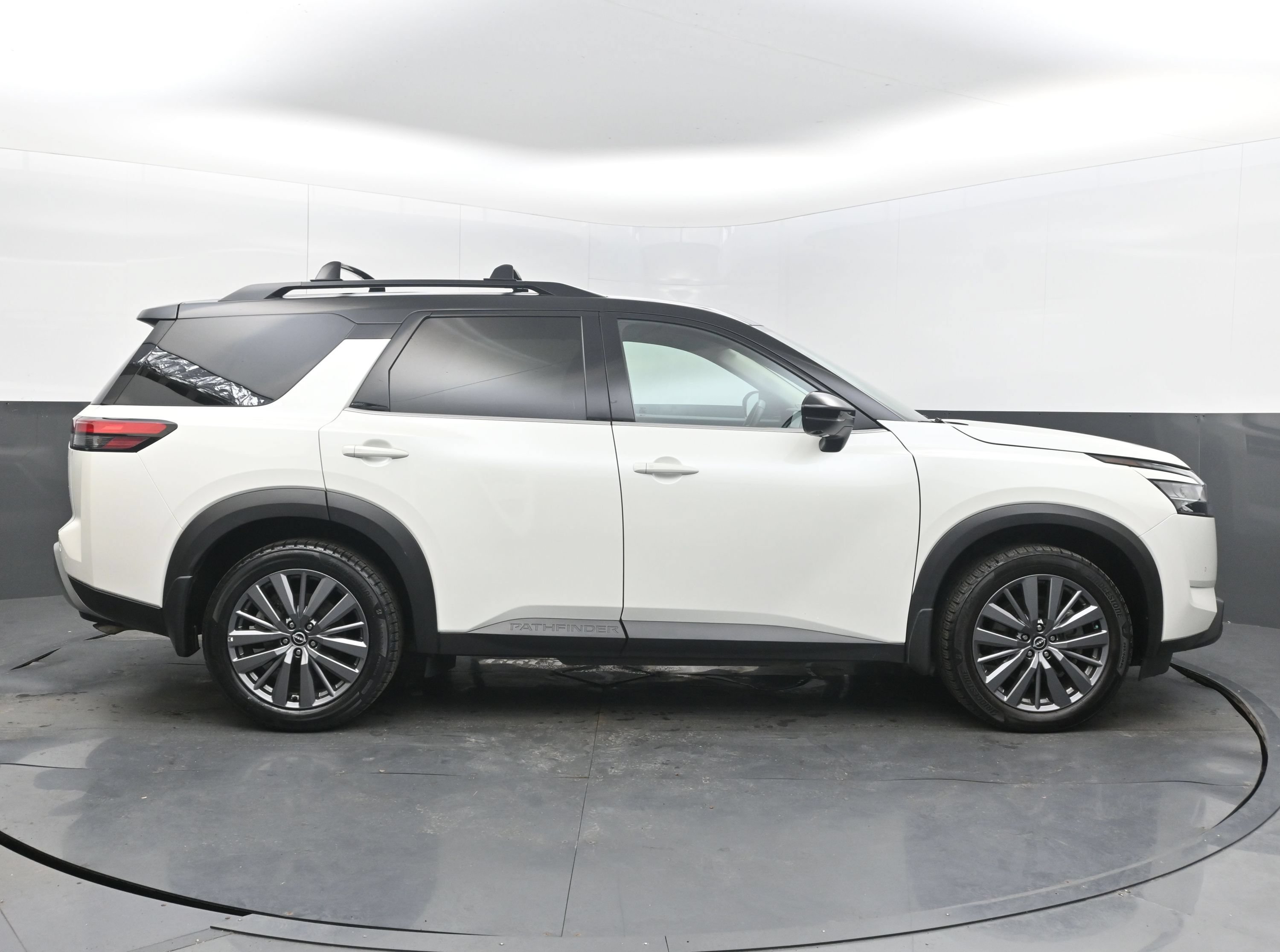 Used 2024 Nissan Pathfinder SL w/ SL Premium Package FWD image 10