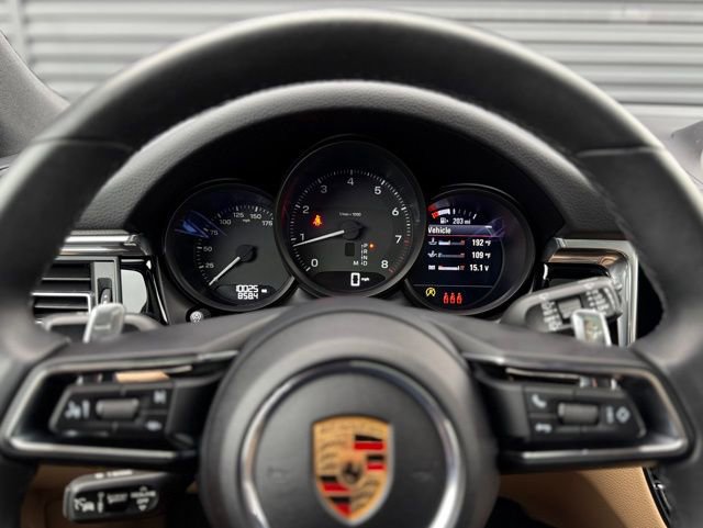 Certified 2025 Porsche Macan image 20