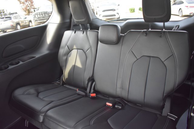 New 2026 Chrysler Pacifica Select image 16