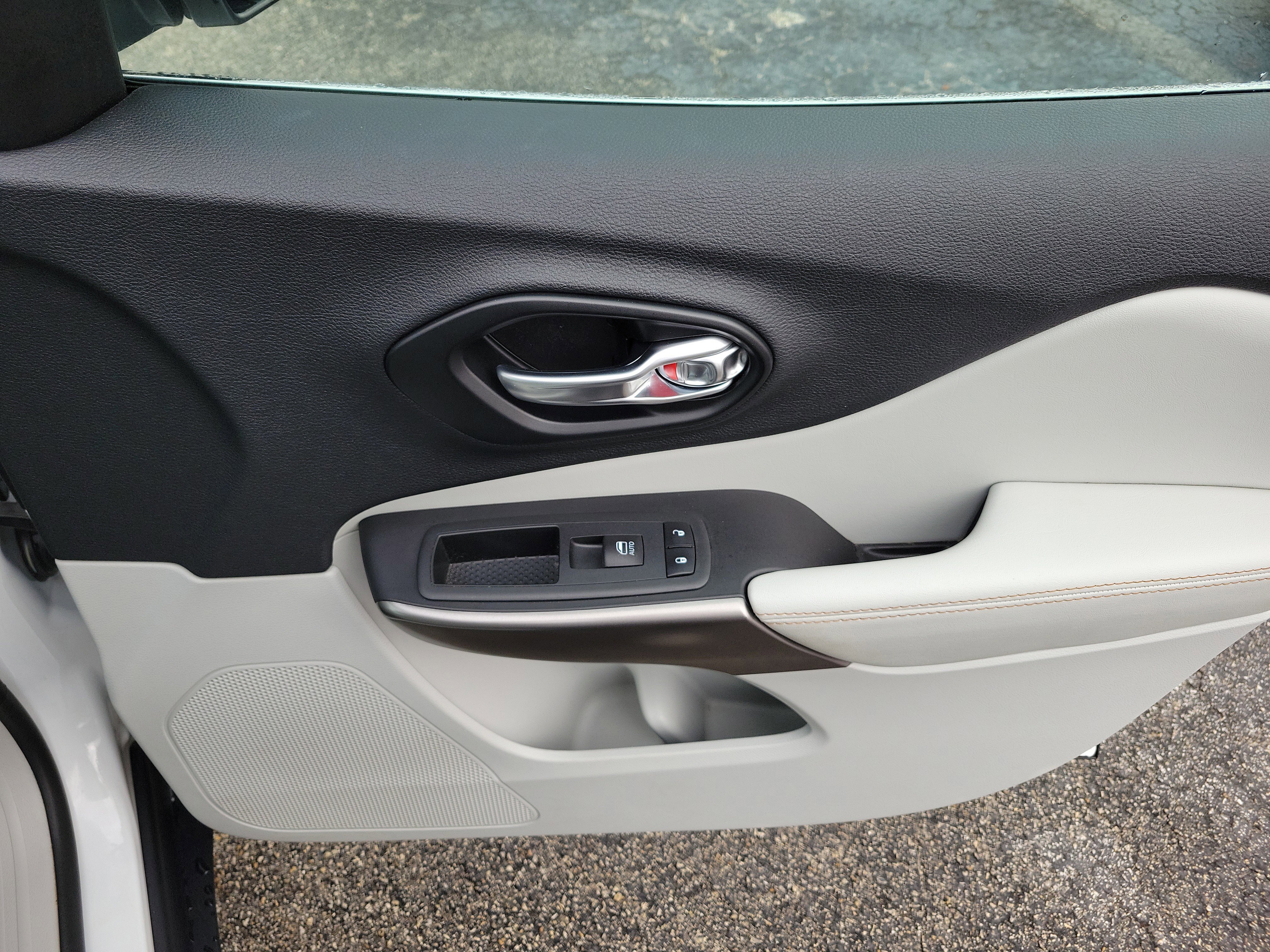 Used 2021 Jeep Cherokee Latitude Lux w/ Sun & Sound Group image 10