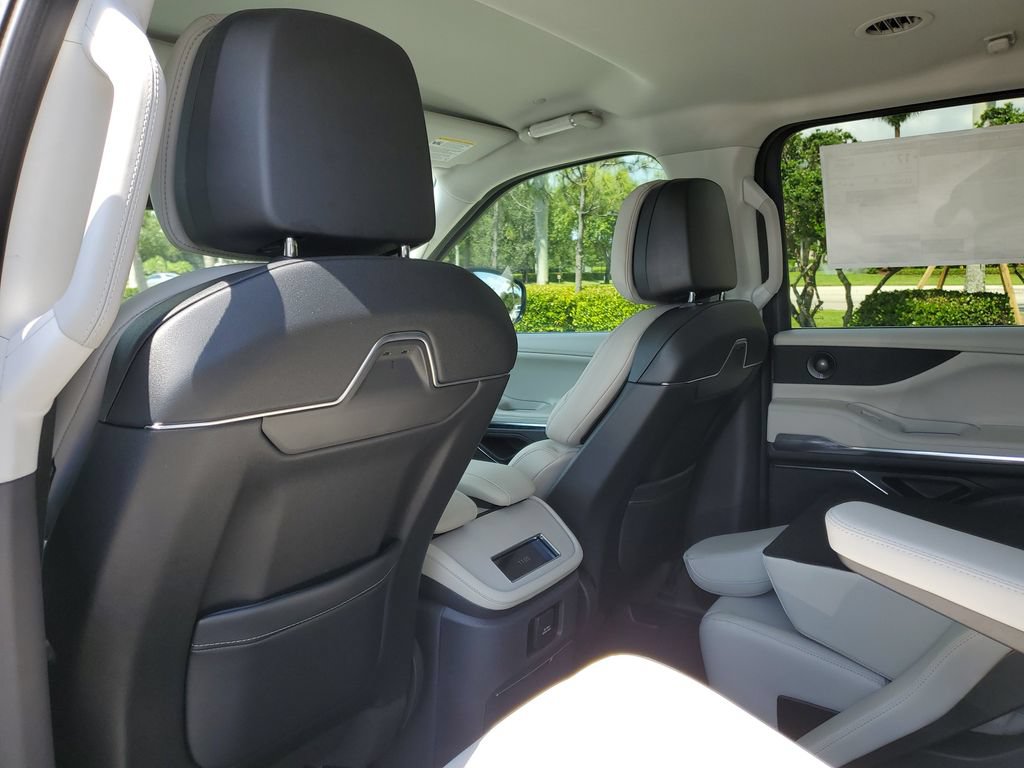 New 2026 Lincoln Navigator L Premier AWD/4WD image 11