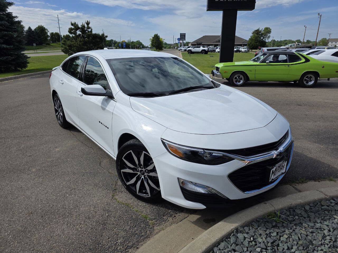 Used 2025 Chevrolet Malibu RS FWD image 3
