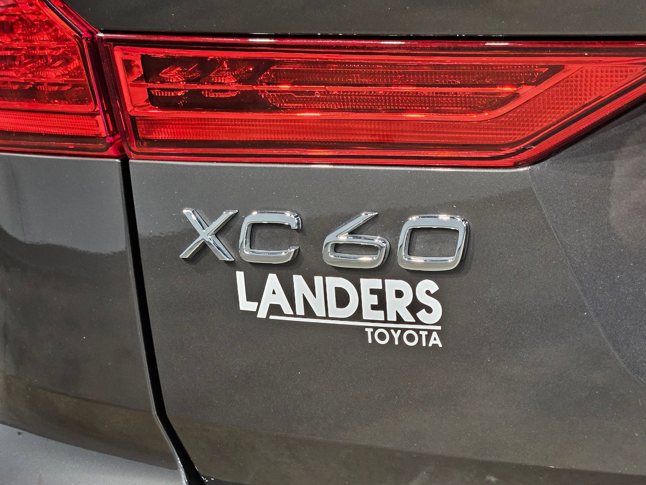 Used 2023 Volvo XC60 B5 Core image 38