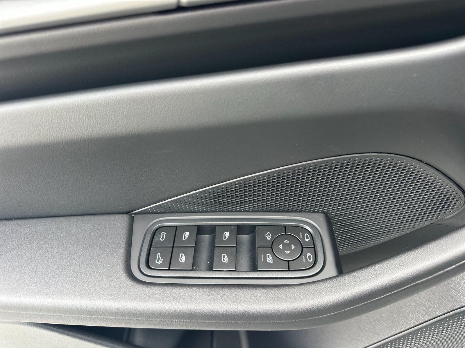 New 2026 Porsche Macan 4 Electric AWD/4WD image 13