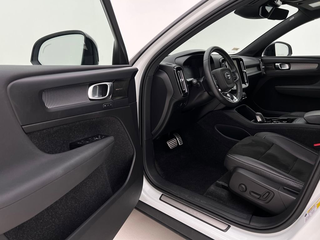 Used 2021 Volvo XC40 T5 R-Design image 15
