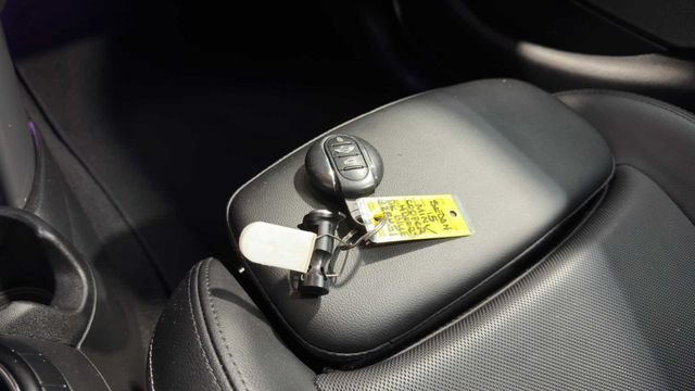 Used 2015 MINI Cooper 4-Door Hardtop FWD image 25