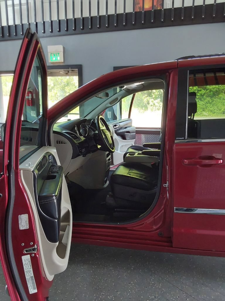 Used 2014 Chrysler Town & Country Touring FWD image 15
