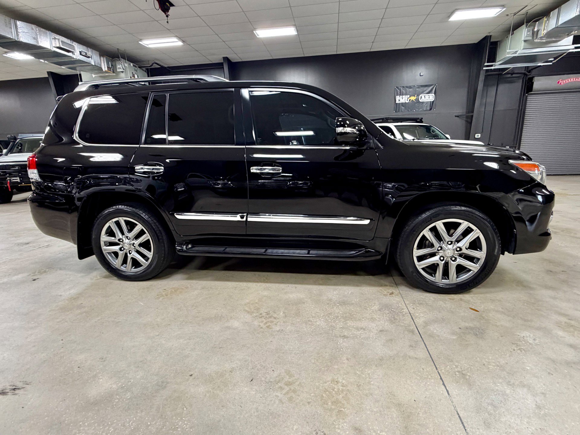 Used 2013 Lexus LX 570 4WD w/ Luxury Pkg w/Pre-crash image 8