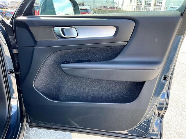 Used 2021 Volvo XC40 T5 Momentum w/ Premium Package image 12