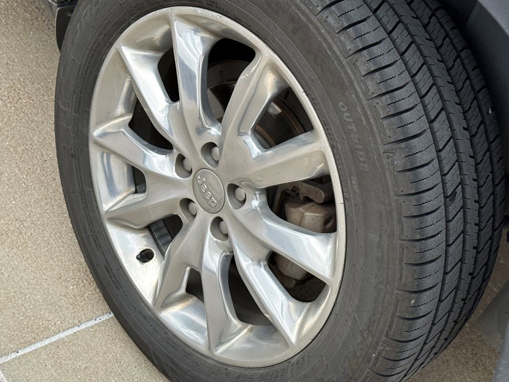 Used 2016 Jeep Cherokee Limited w/ Luxury Group image 9