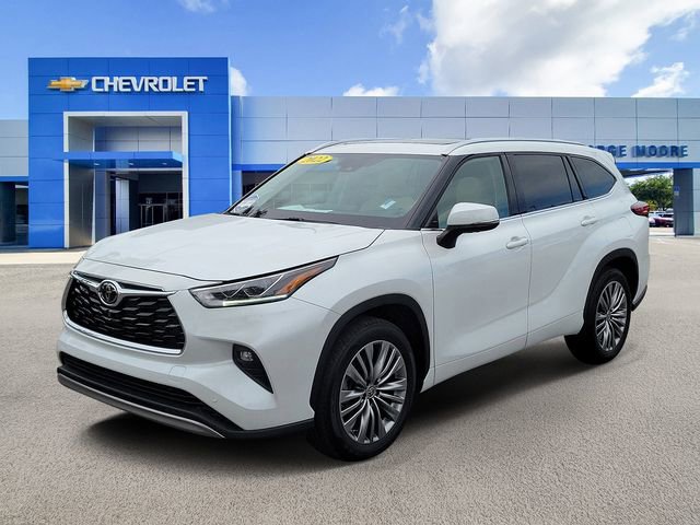 Used 2022 Toyota Highlander Platinum FWD image 2