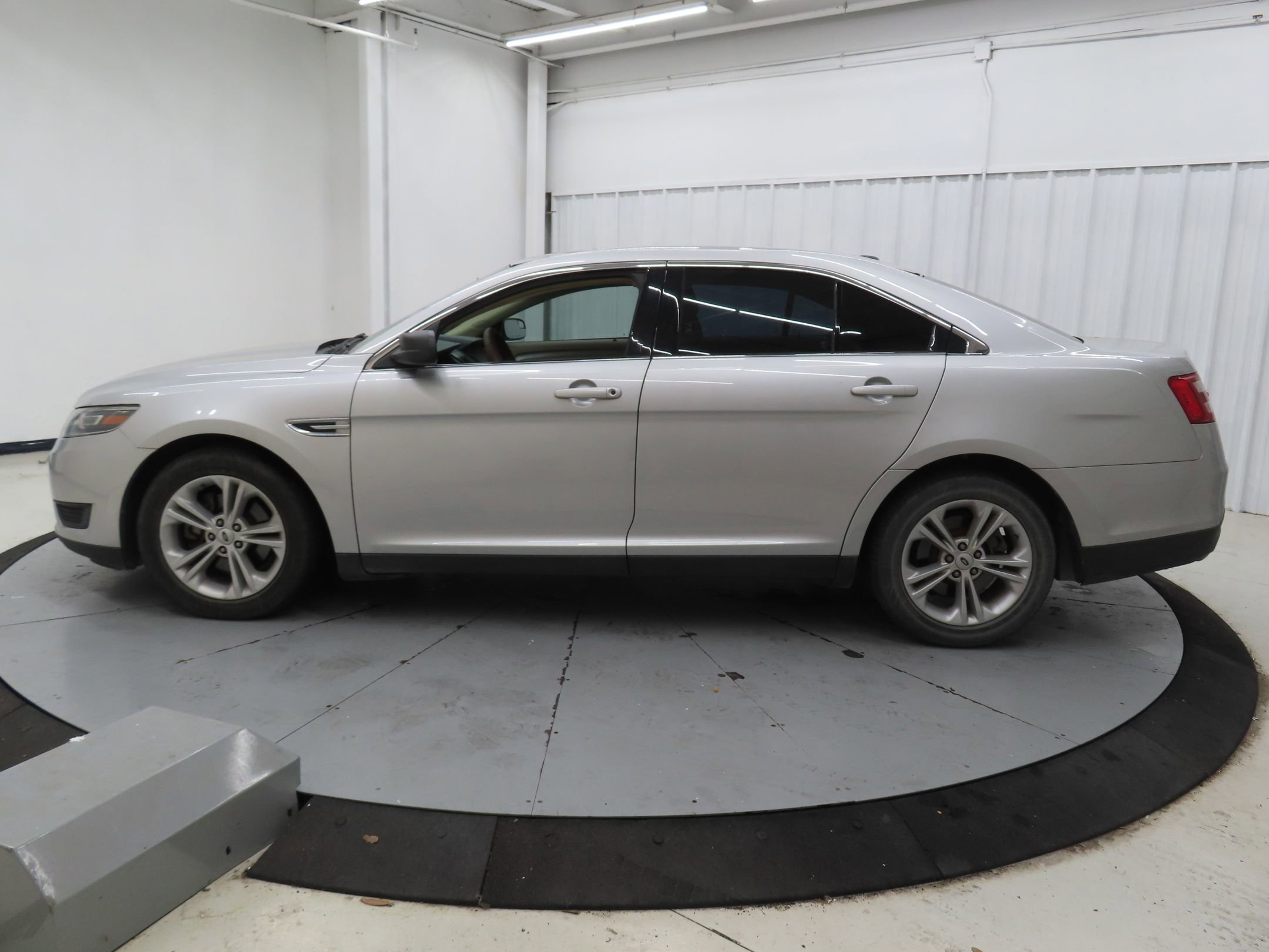 Used 2016 Ford Taurus SE FWD image 6