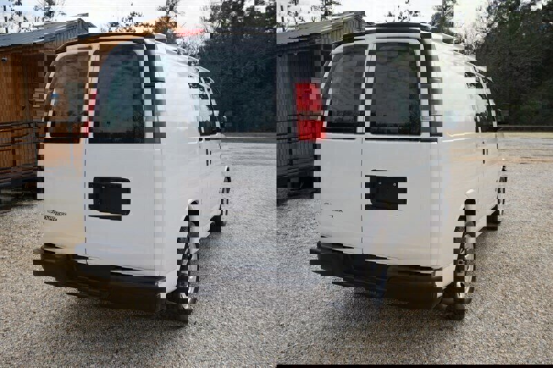 Used 2010 Chevrolet Express 1500 image 11
