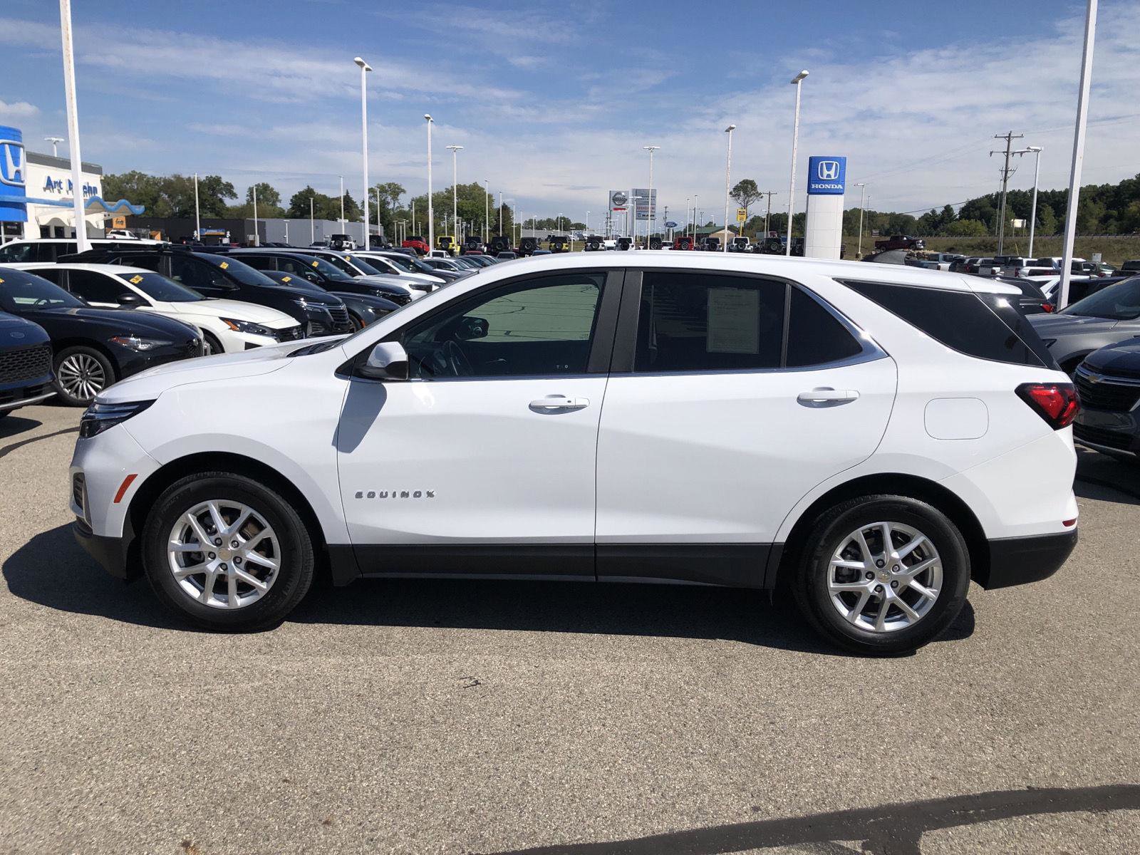 Used 2022 Chevrolet Equinox LT image 2