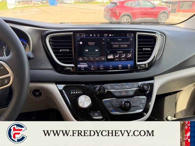 Used 2023 Chrysler Pacifica Touring-L image 11