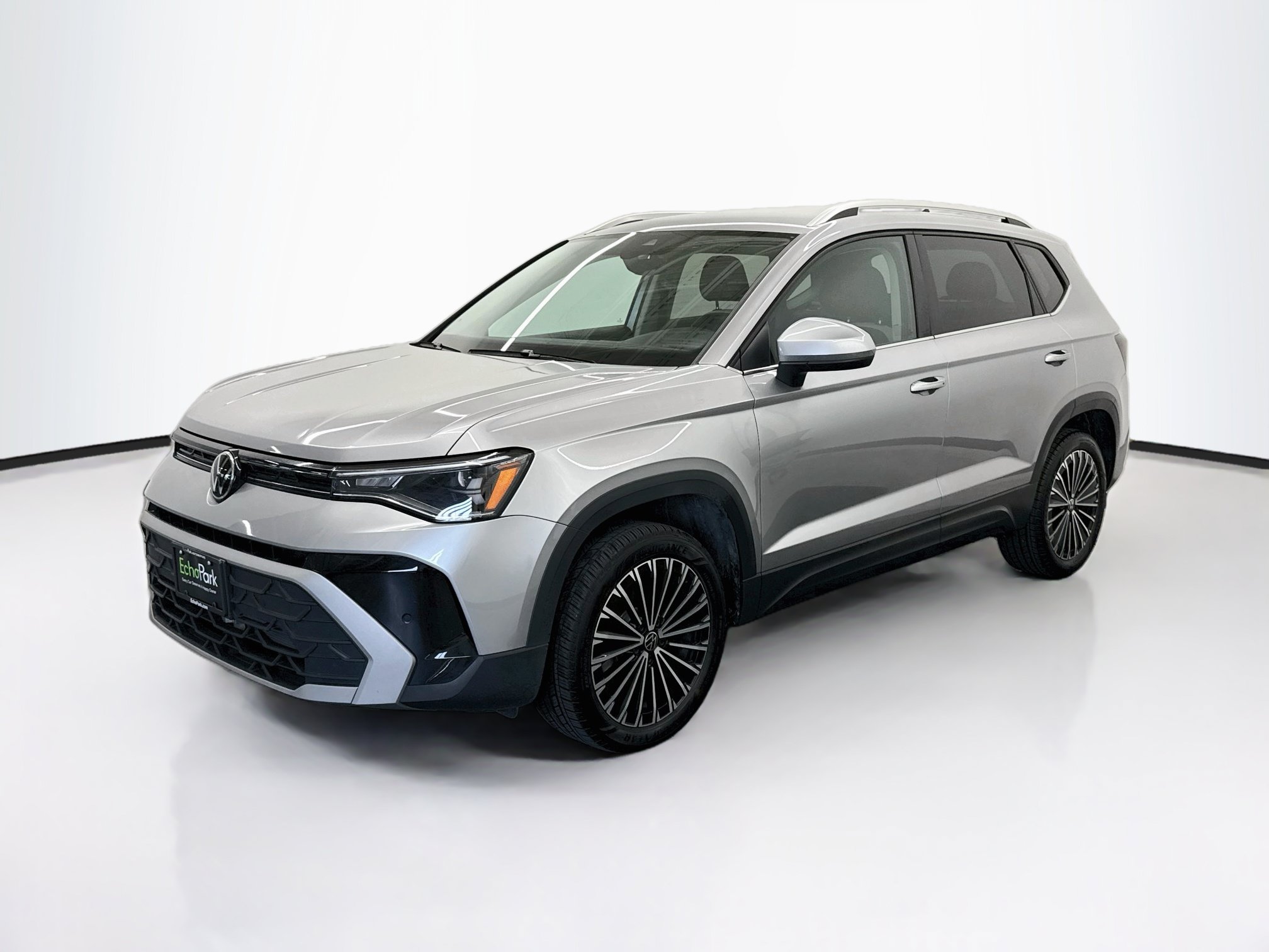 Used 2026 Volkswagen Taos SE FWD image 3