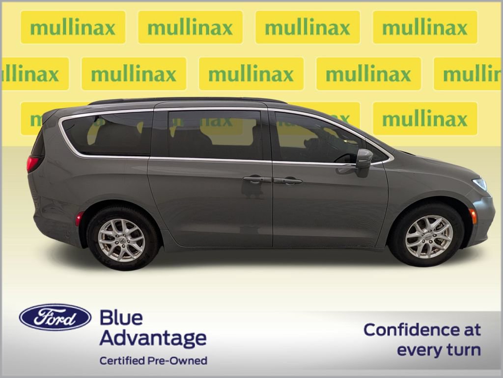 Used 2022 Chrysler Pacifica Touring-L FWD image 2