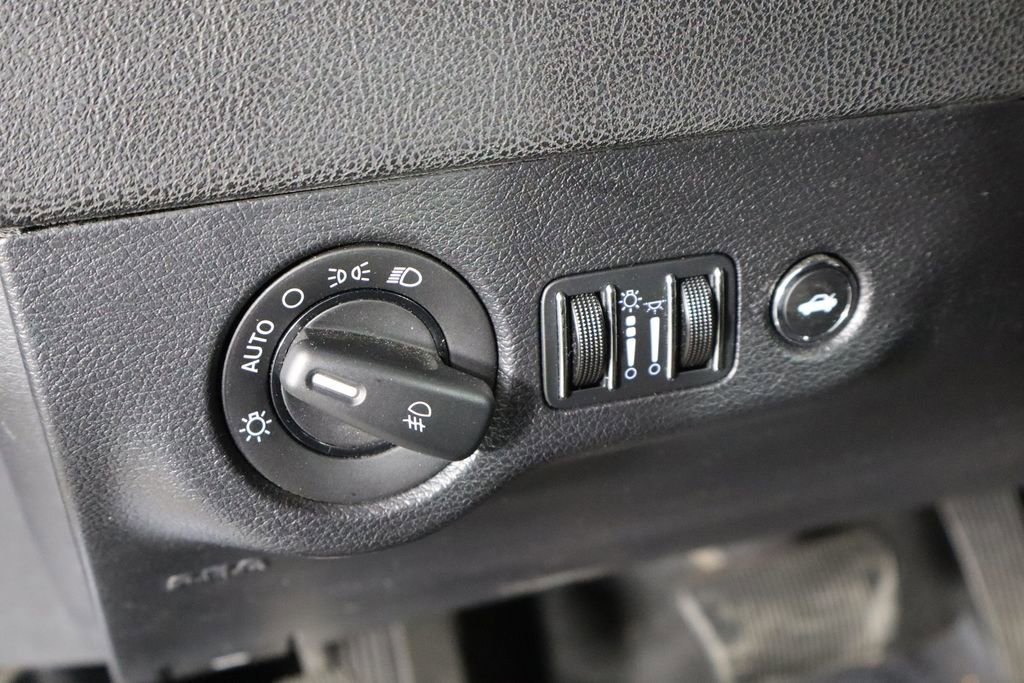 Used 2011 Chrysler 300 C RWD image 22