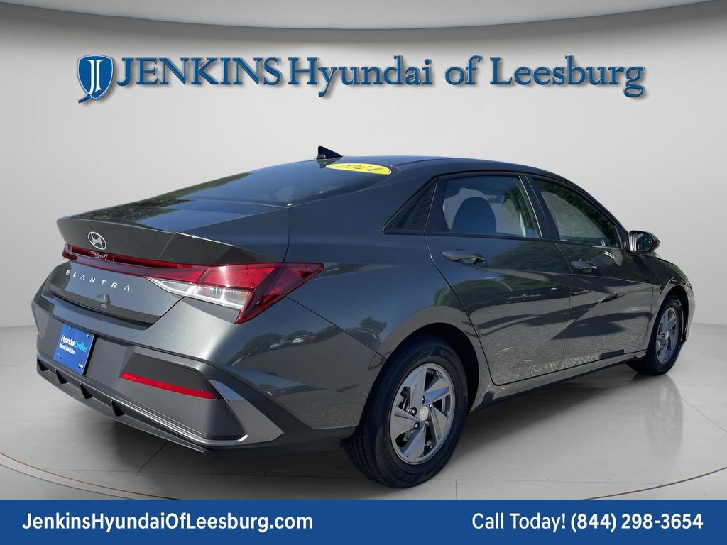 Certified 2024 Hyundai Elantra SE FWD image 5